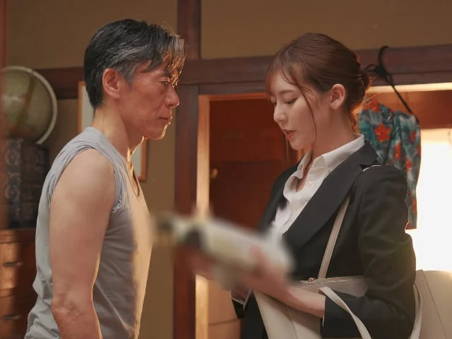 Đến thăm nhà học sinh, cô giáo trẻ bị gạ địt